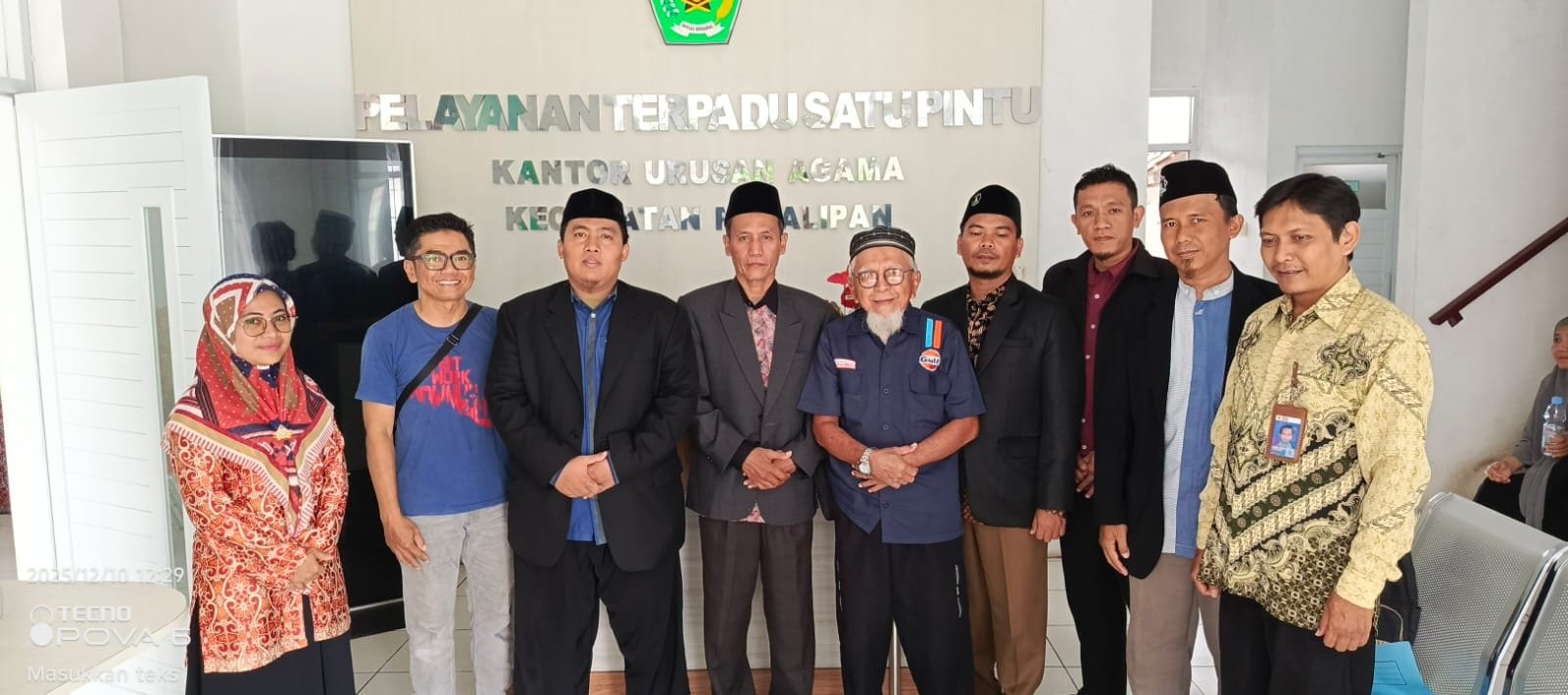 Penyerahan akta ikrar wakaf lahan masjid